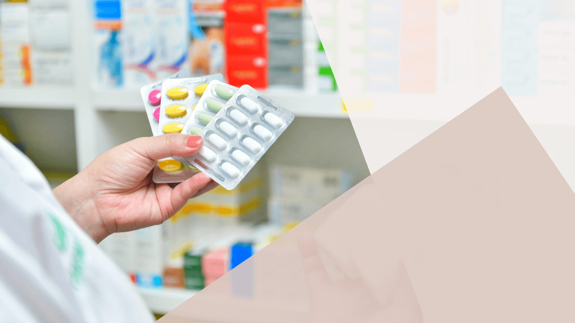 薬剤師が錠剤をピッキングする画像