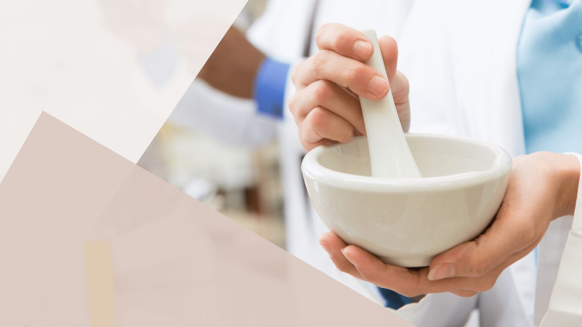 薬剤師が散剤を調剤している画像